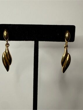 VTG Trifari Gold Tone Stud Earrings